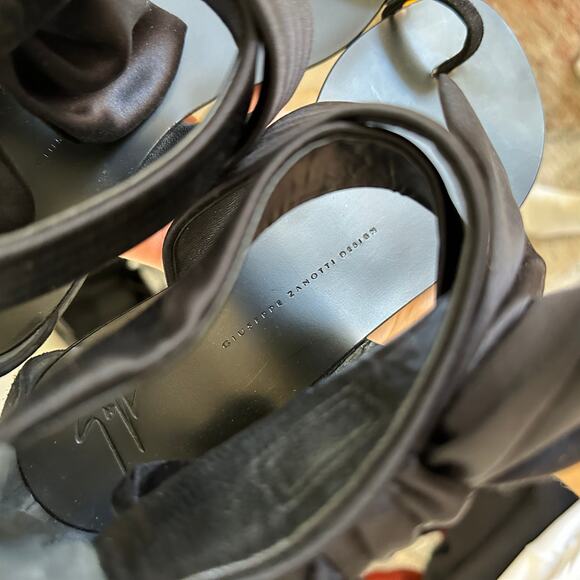 Giuseppe Zanotti Satin Toe Ring Bow Detail Flat Sandals Black 38.5 - Picture 5 of 8